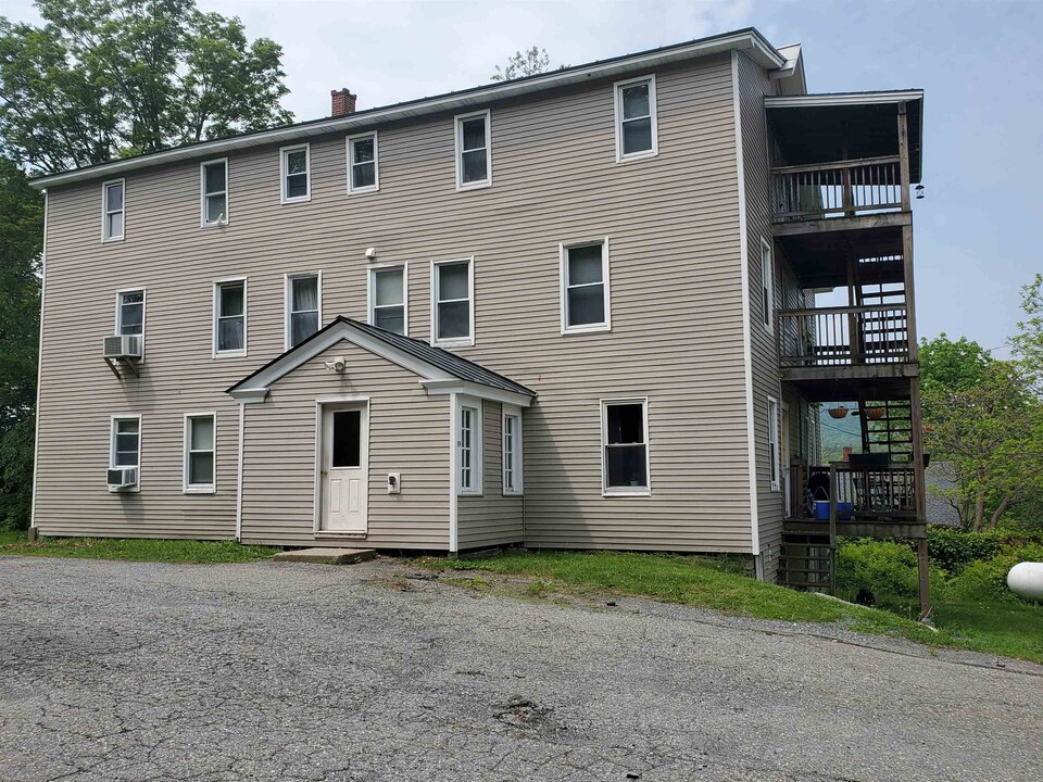 35 Wells St in Enfield, NH - Building Photo