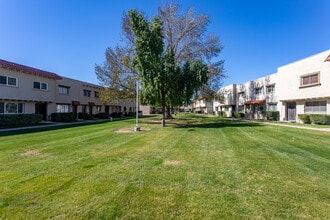 Casa Granda Townhomes in Scottsdale, AZ - Building Photo - Building Photo