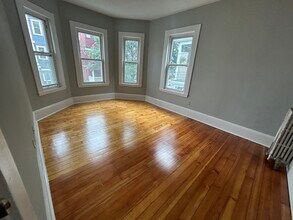 83 Conwell Ave, Unit 2 in Somerville, MA - Foto de edificio - Building Photo