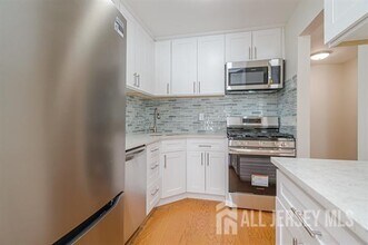 92 Reynolds Ct in Matawan, NJ - Building Photo - Building Photo