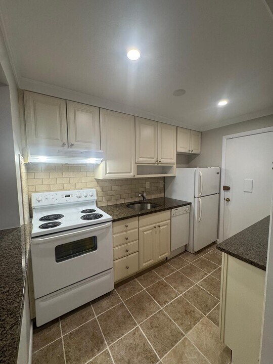 28 Brentwood St, Unit 5 in Boston, MA - Foto de edificio