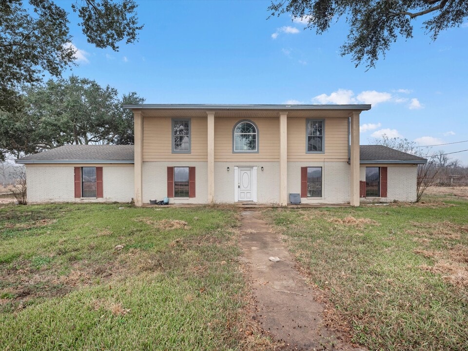 10445 FM442 in Boling, TX - Building Photo