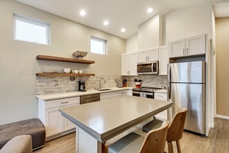 2732 44th Ave SW, Unit Dubé's ADU in Seattle, WA - Foto de edificio - Building Photo