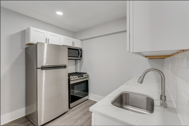 615 Vernon Rd, Unit B in Philadelphia, PA - Building Photo - Building Photo