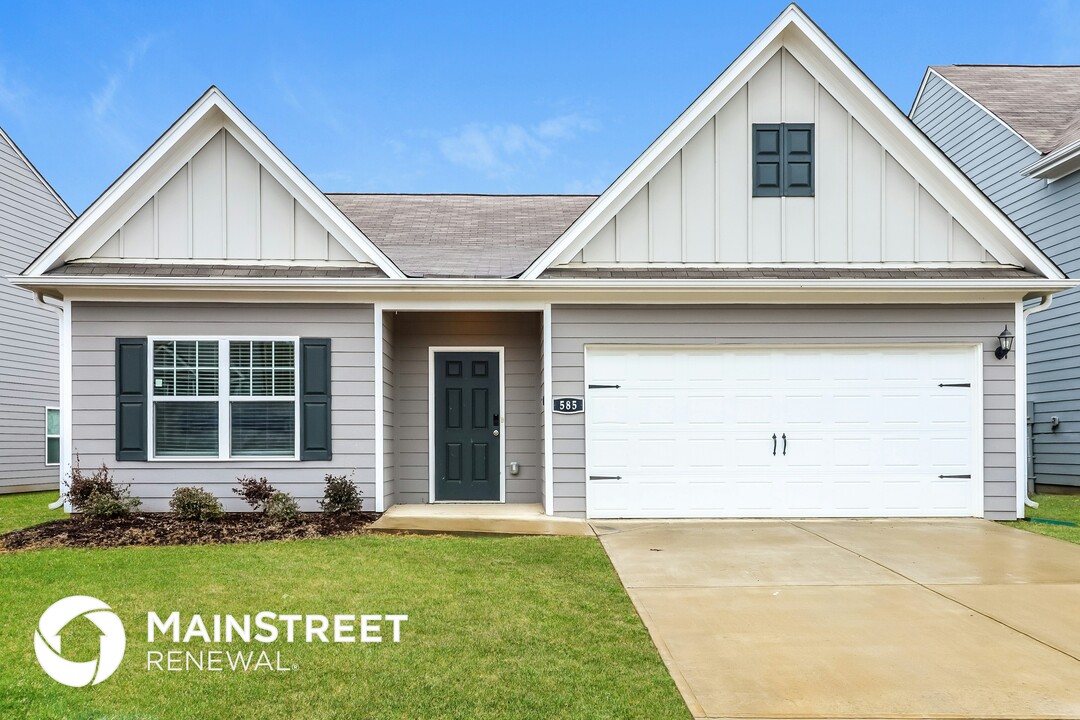 585 Clover Cir in Springville, AL - Foto de edificio