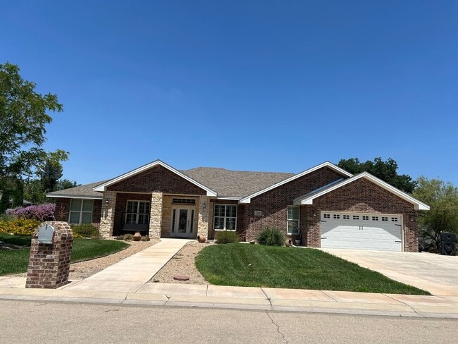 704 Monterrey Way in Artesia, NM - Building Photo - Building Photo