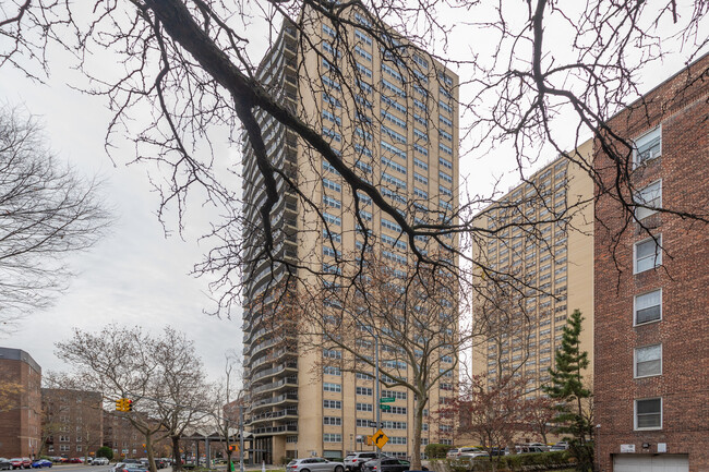 6638 Yellowstone Blvd in Forest Hills, NY - Foto de edificio - Building Photo