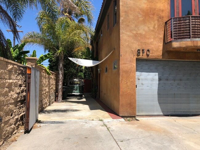 property at 870 W 19th St