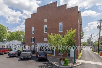 65 E Cedar St in Zionsville, IN - Foto de edificio - Building Photo