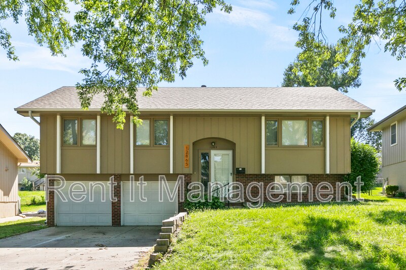 12865 Valley St in Omaha, NE - Building Photo