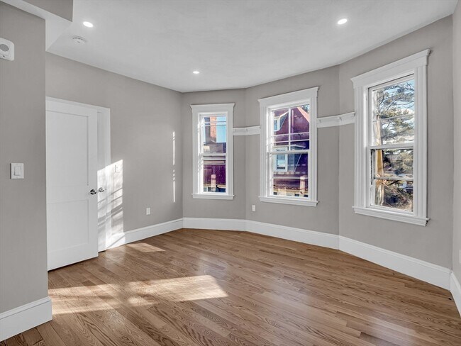24 Pleasant St, Unit 1 in Boston, MA - Building Photo - Building Photo