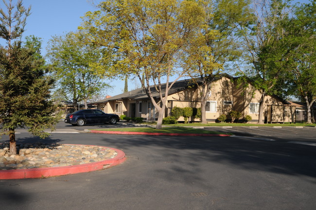 Meredith Manor Apartments in Gustine, CA - Building Photo - Building Photo