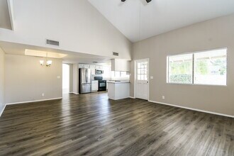 221 E Kroll Dr in Gilbert, AZ - Foto de edificio - Building Photo