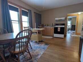 527 Main St in Ashfield, MA - Foto de edificio - Building Photo