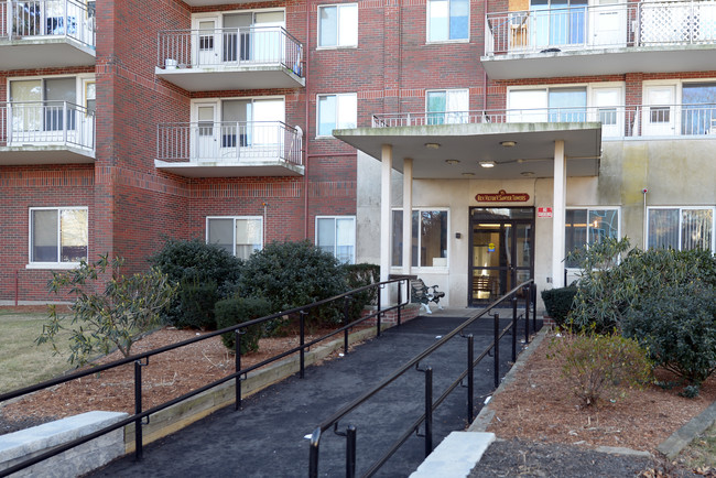 Swayer Towers in Quincy, MA - Building Photo - Building Photo