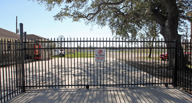 7500 Chef Menteur Hwy in New Orleans, LA - Building Photo - Building Photo