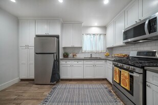 Hesby Cottages in North Hollywood, CA - Building Photo