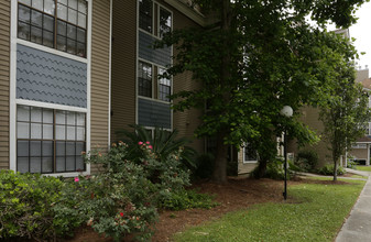 Seasons in Kenner, LA - Foto de edificio - Building Photo