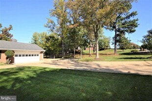 12614 Oxon Rd in Herndon, VA - Building Photo