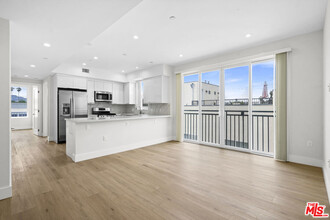 11042 La Maida St-Unit -403 in Los Angeles, CA - Building Photo - Building Photo