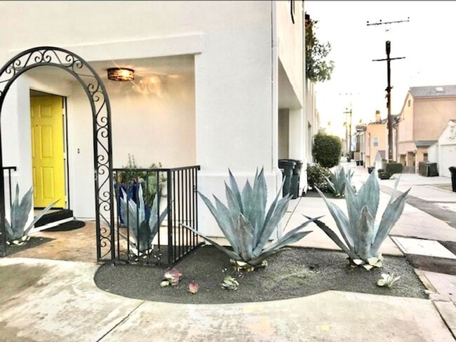 445 1/2 Begonia Ave in Newport Beach, CA - Building Photo - Building Photo