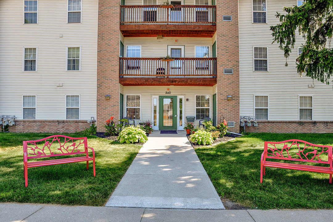 Tall Trees in Tiffin, OH - Building Photo