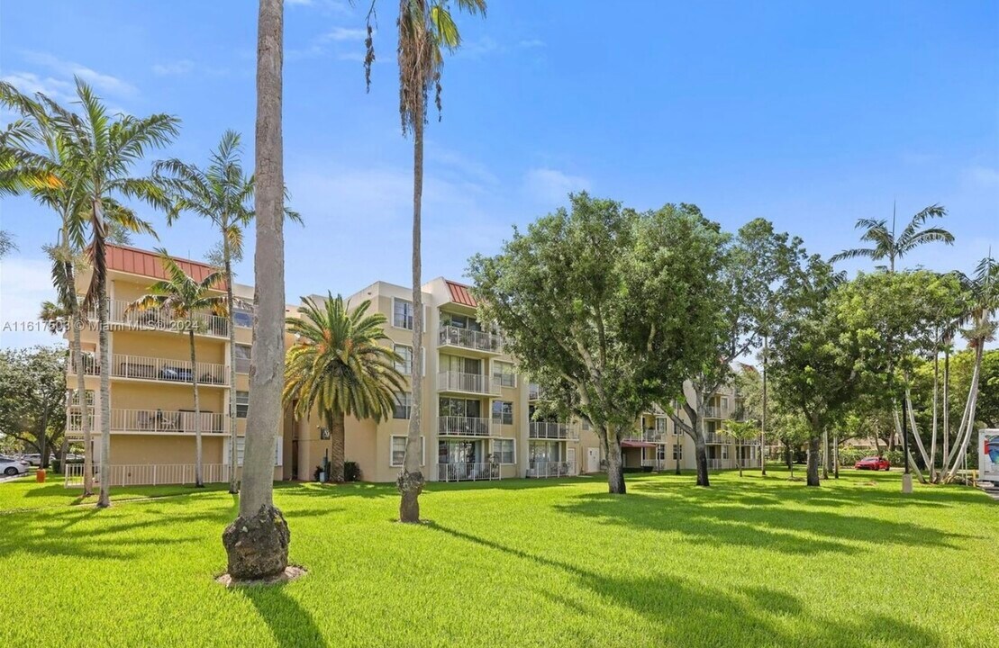 13100 SW 92nd Ave, Unit A-204 in Miami, FL - Building Photo