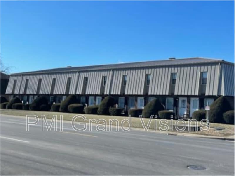 1628 University Dr in Charleston, IL - Building Photo