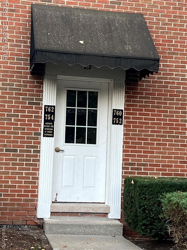 754 E Fox Hills Dr in Bloomfield Hills, MI - Building Photo - Building Photo