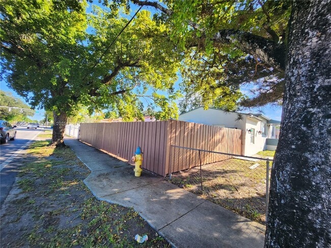 1201 NE 148th St in Miami, FL - Foto de edificio - Building Photo