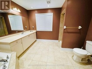 1059 Coldstream Dr in Oshawa, ON - Building Photo - Building Photo