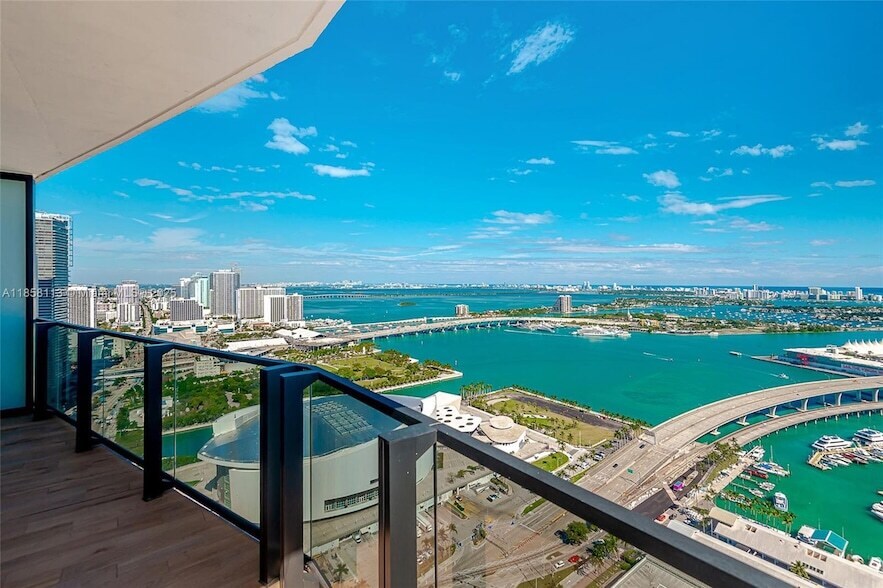 398 NE 5th St, Unit 3711 in Miami, FL - Building Photo