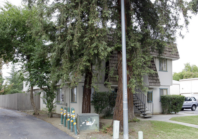 1431 Drake Dr in Davis, CA - Foto de edificio - Building Photo