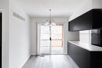 2282 Highland Hill Dr, Unit 2282 Highland Hill Dr in St. Peters, MO - Foto de edificio - Building Photo