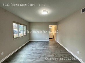 8033 Cedar Glen Dr in Charlotte, NC - Foto de edificio - Building Photo