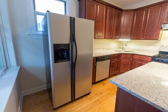 2333 W Rice St, Unit 2 in Chicago, IL - Foto de edificio - Building Photo