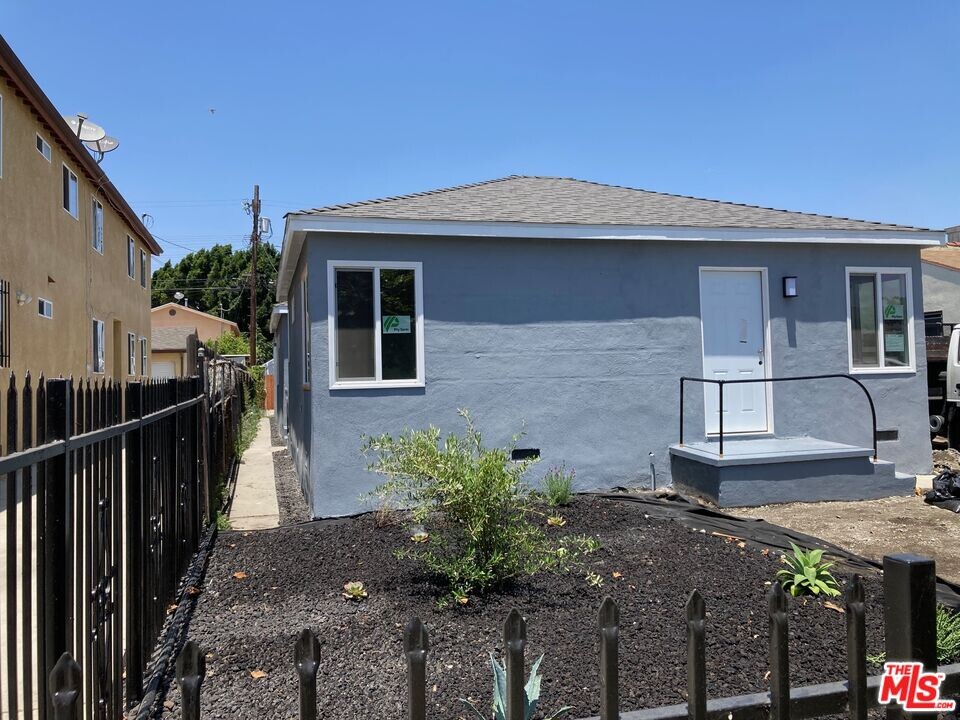 163 W 93rd St in Los Angeles, CA - Building Photo