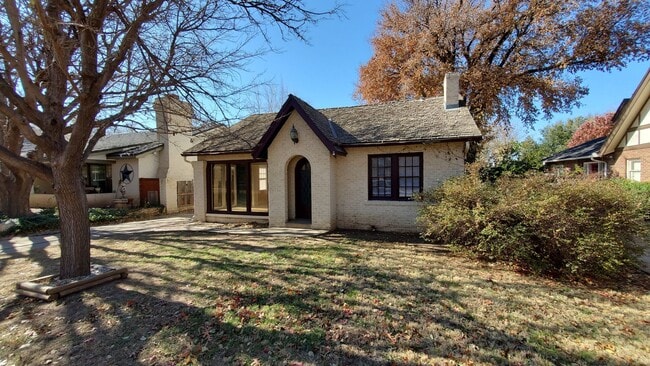 property at 2402 S Hughes St