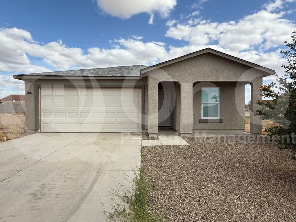 14147 S Vera Cruz Rd in Arizona City, AZ - Building Photo