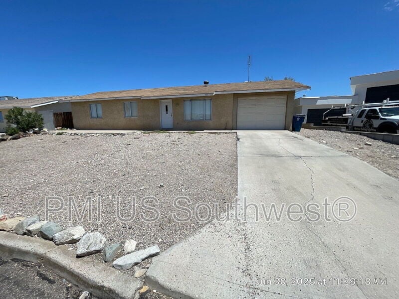 2387 Alpine Dr in Lake Havasu City, AZ - Foto de edificio