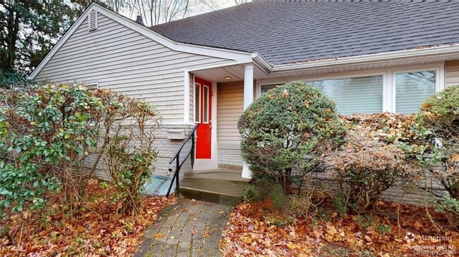 11 Rockhill Rd in Roslyn Heights, NY - Building Photo - Building Photo