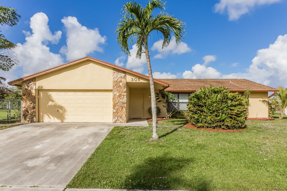 306 La Mancha Ave in Royal Palm Beach, FL - Building Photo