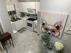 2194 NE 167th St in North Miami Beach, FL - Building Photo - Building Photo