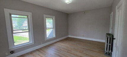 47 Pine St, Unit 47 Pine 2nd Floor Right#7 in Laconia, NH - Building Photo - Building Photo