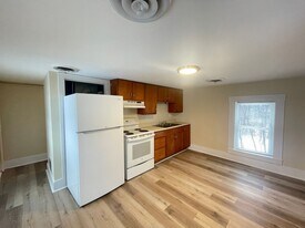 98 Main St in Raymond, NH - Building Photo