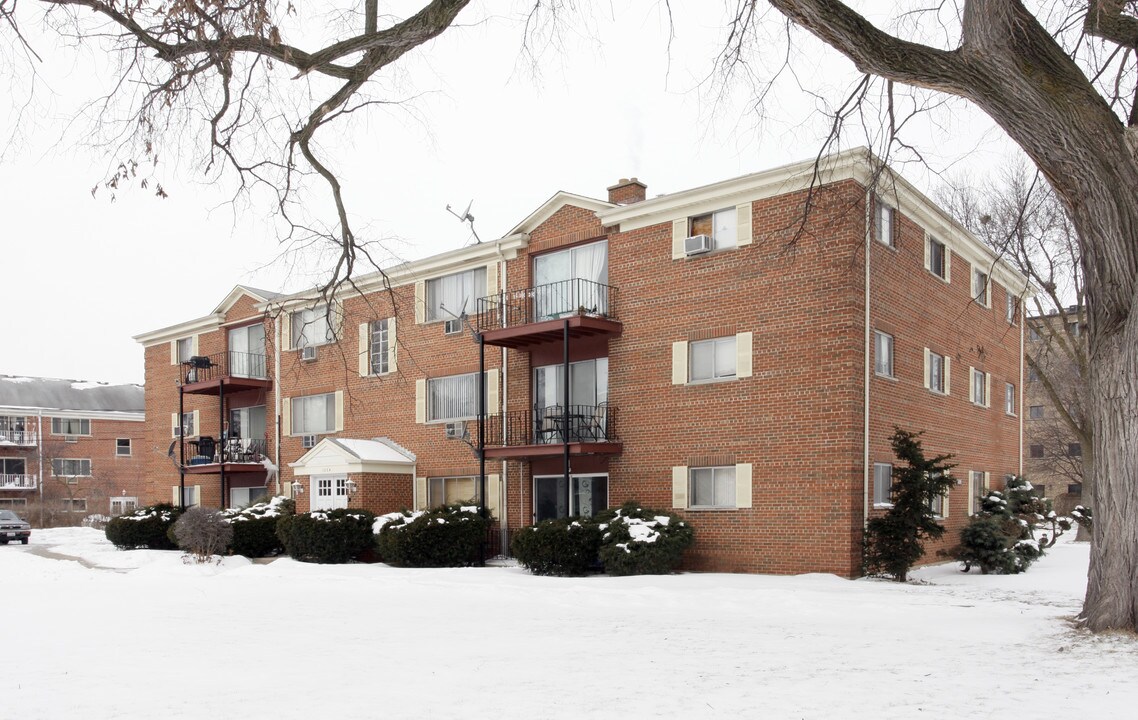 1004 S River Rd in Des Plaines, IL - Building Photo