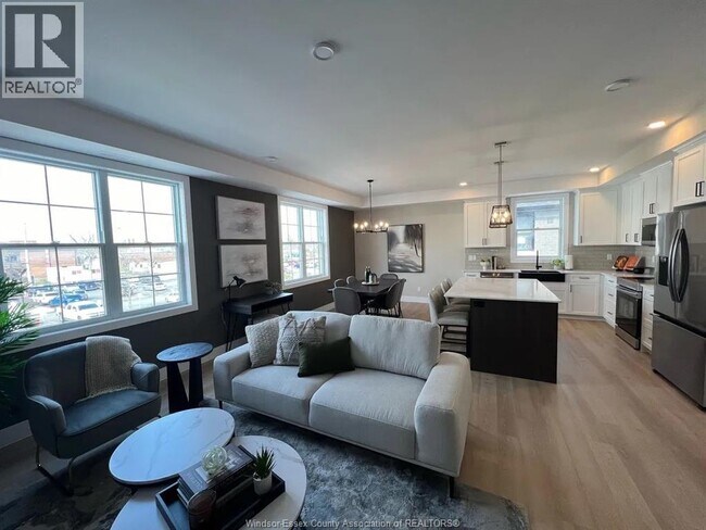 2380 Dominion Blvd in Windsor, ON - Building Photo - Building Photo