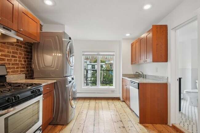224 8th St in Jersey City, NJ - Building Photo - Building Photo