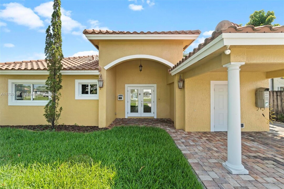 947 Nautilus Isle in Dania Beach, FL - Building Photo