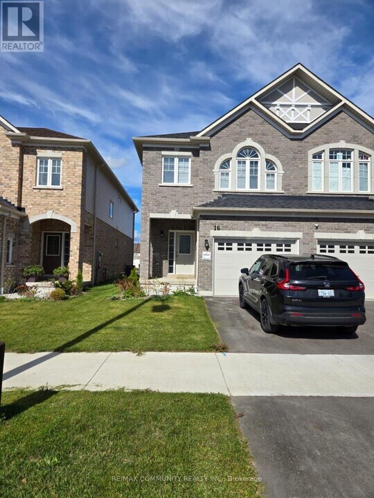 16 Denny St in Ajax, ON - Building Photo